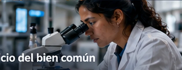 Investigadora del Sur Global trabajando con tecnología